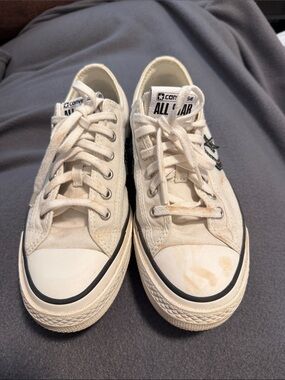Converse 6.0 W Low Top Sneakers in Cream with Black Star Accent